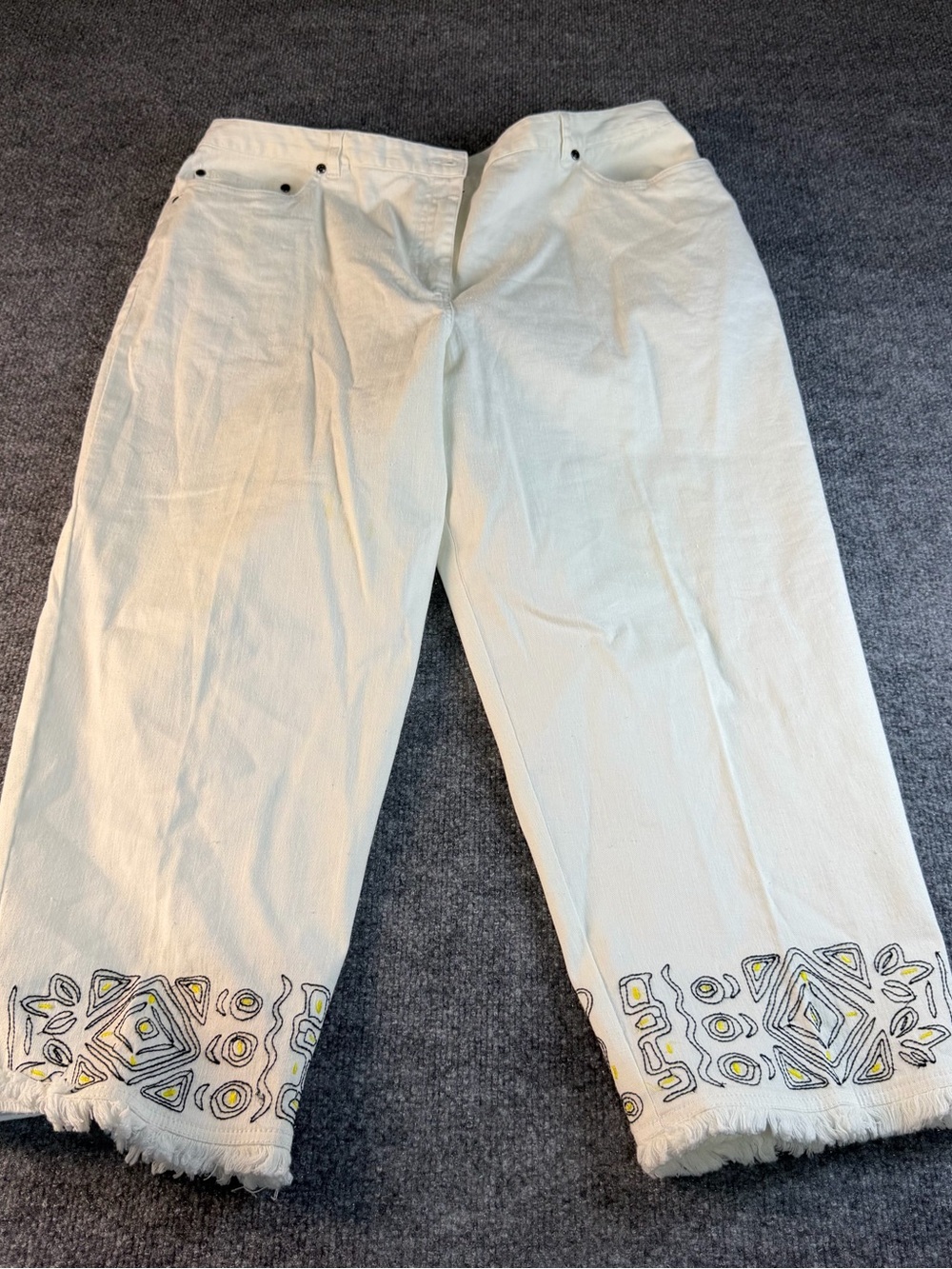 Ruby Rd White Embroidered Cropped Jeans Fringe Hem Women’s Size 18